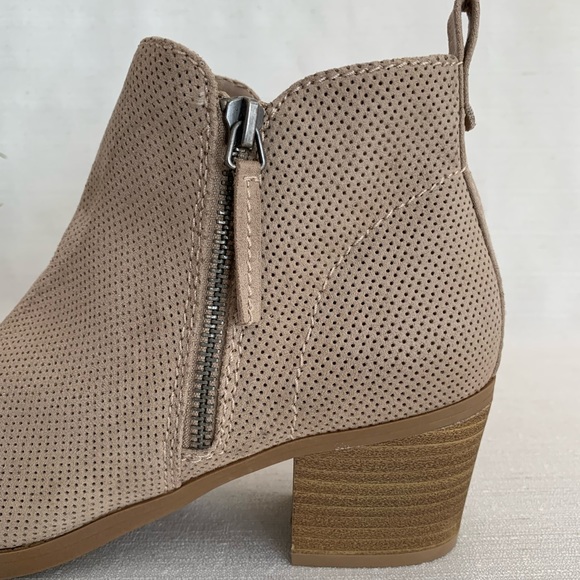 New Dolchetta Libby Beige Perforated Faux Suede Zip Heeled Ankle Boots Womens 8M - Picture 9 of 13